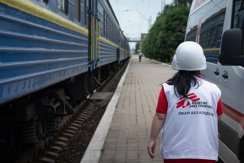 MSF paramedics prepare to transfer patients on the MSF medical evacuation train in Ukraine