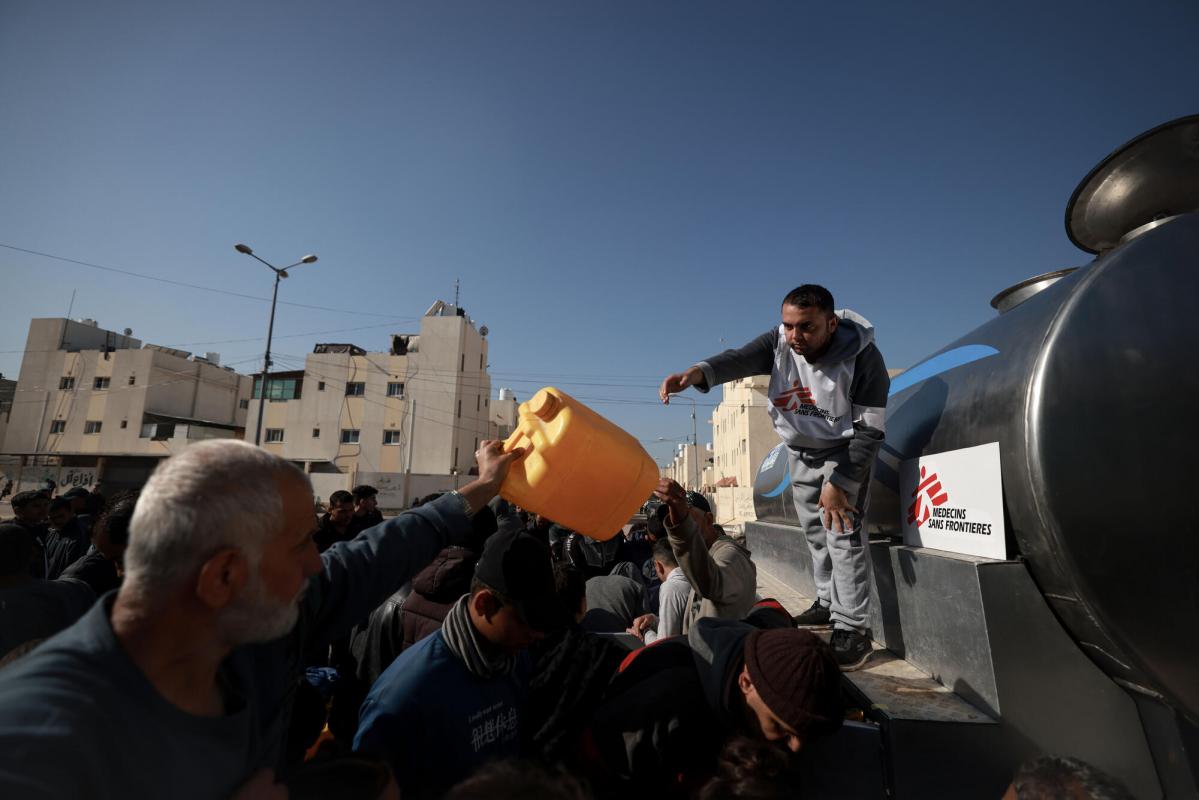 Youssef Al-Khishawi, an MSF water and sanitation agent, oversees a water distribution for displaced people in the southern Gaza town of Rafah’s Saudi neighborhood.