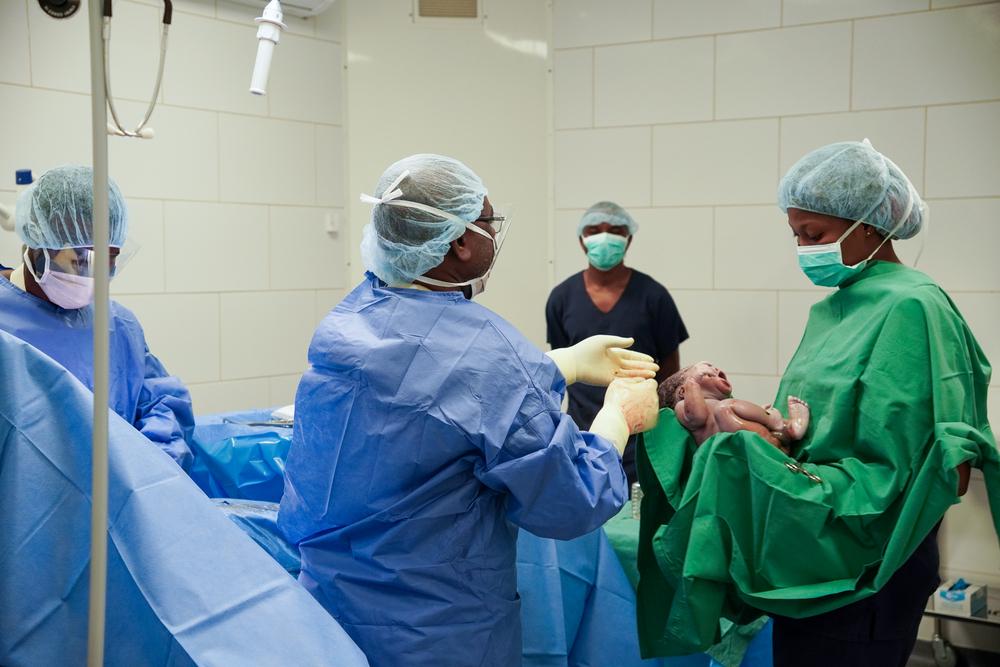 Caesarean section at Kenema hospital. The OT nurses and the midwife participated in training programmes offered by the MSF Academy for Healthcare