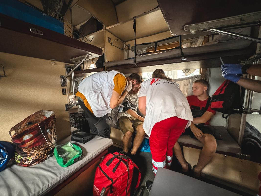 MSF is providing medical consultations to evacuees at the railway platform