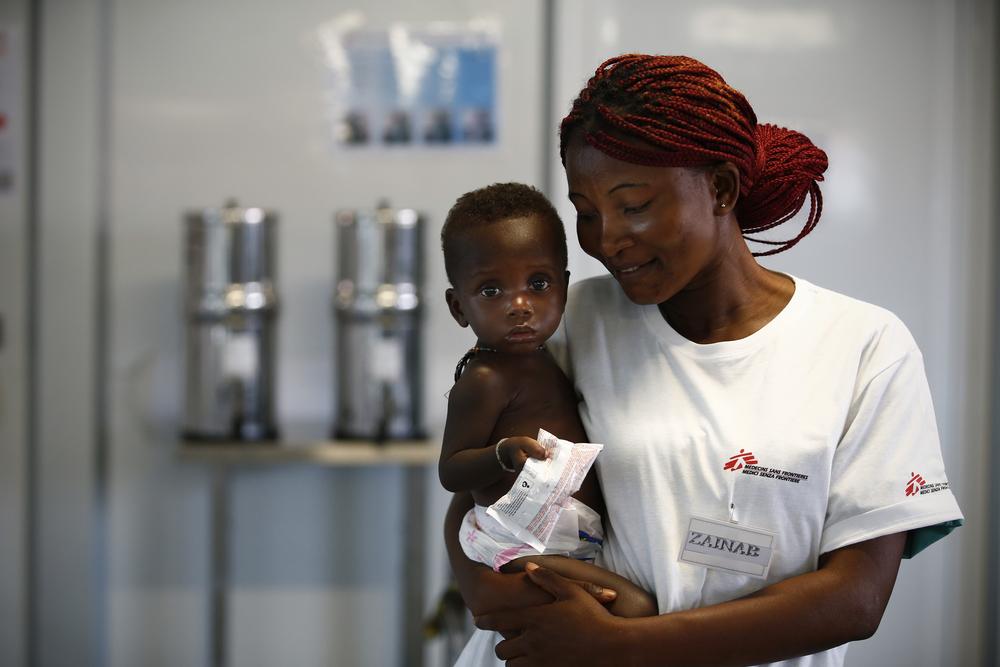 Dieses einjährige Mädchen wird im Ernährungszentrum im Kenema Hospital in Sierra Leone behandelt.