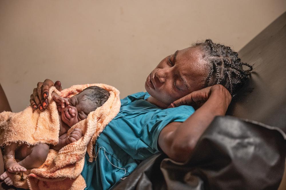 Mutter mit Baby in Aweil, Südsudan