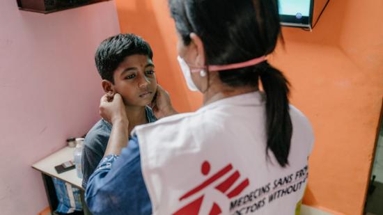 Prachi, MSF nurse examines Vaishnavi's brother