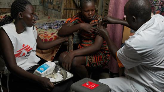 MSF teams visit residents of Bentiu IDP camp to vaccinate them against hepatitis E