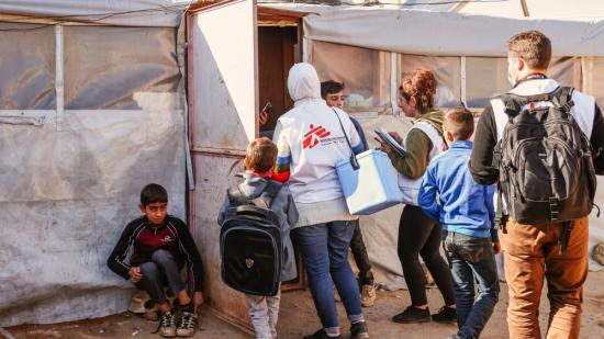 Ein Team von Ärzte ohne Grenzen geht von Tür zu Tür und führt die Cholera-Impfungen durch.