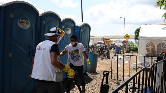 MSF staff supporting the cleaning of bathrooms for the mobile population in the Viva México camp