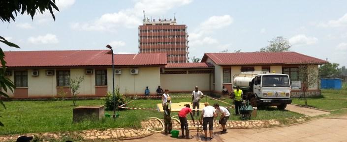 Mitarbeiter bei einer Wasserstelle im Spital von Bangui.