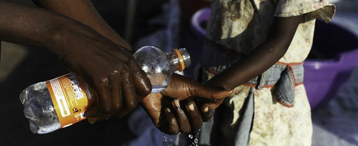 Mary hat ihre beiden Kinder in das Cholera-Behandlungszentrum von Ärzte ohne Grenzen gebracht.