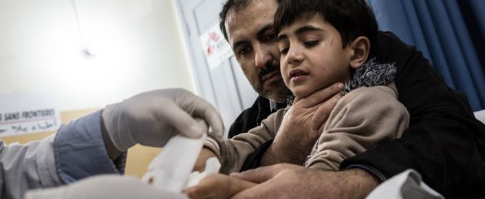 Ein junger Patient wird in einer Klinik von Ärzte ohne Grenzen in Gaza post-operativ versorgt.