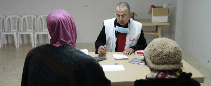 Eine syrische Mutter und ihre Tochter suchen medizinische Hilfe in der Klinik von Majdel Anjar, Bekaa-Ebene