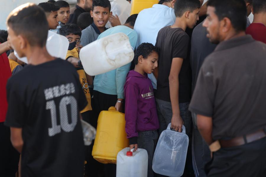 Displaced Palestinians who returned  to Khan Yunis from Rafah