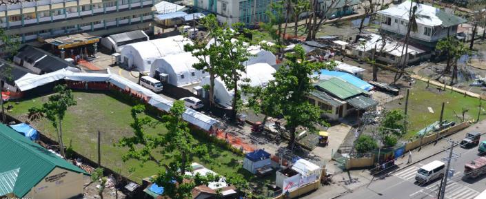 Eine Luftansicht des aufblasbaren Krankenhauses von Ärzte ohne Grenzen am Gelände des Bethany Hospital in Tacloban auf der Insel Leyte.