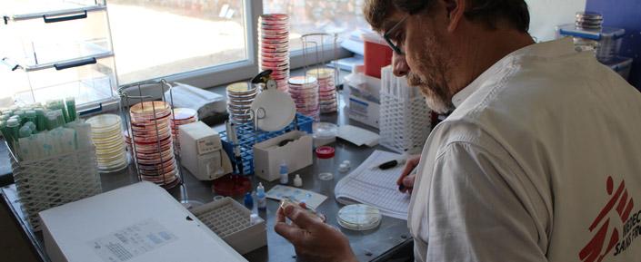 Mikrobiologe Olivier Courteille untersucht Proben für eine Studie von Ärzte ohne Grenzen über Antibiotikaresistenz in Lashkar Gah, Helmand.