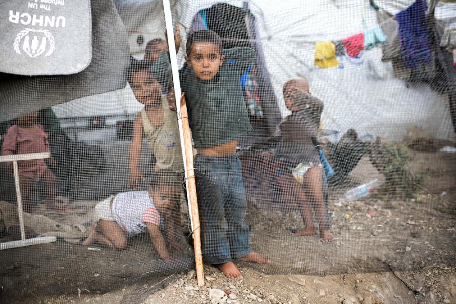 Kleine Kinder im Flüchtlingscamp Moria hinter einem Zaun.