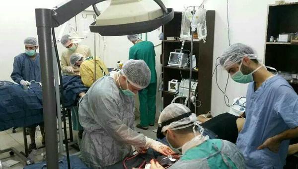 Ein junger syrischer Chirurg berichtet von seiner Arbeit in einem Behelfskrankenhaus im Osten von Damaskus. Das Spital ist eine von über 100 medizinischen Einrichtungen, die wir in Syrien unterstützen. 