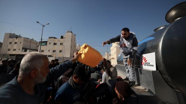 Youssef Al-Khishawi, an MSF water and sanitation agent, oversees a water distribution for displaced people in the southern Gaza town of Rafah’s Saudi neighborhood.