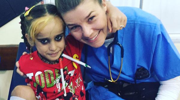 Die Kinderärztin Monica Thallinger behandelt in unserem Krankenhaus in West-Mossul irakische Kinder. Besonders berührt hat sie die Begegnung mit der achtjährigen Alia - hier erzählt sie ihre Geschichte. 