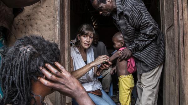 Demokratische Republik Kongo: Krankenschwester Maria Blanci untersucht ein mangelernährtes Kind