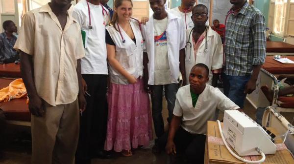Die französisch-mexikanische Ärztin Marion Osterberger mit ihrem Team in unserem Krankenhaus in Ankoro in der kongolesischen Provinz Katanga. 