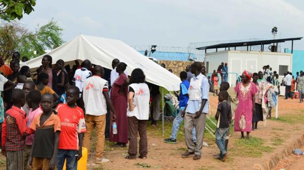 Nach Kämpfen in Juba hilft Ärzte ohne Grenzen mit mobilen Kliniken