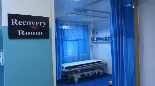 Aufwachraum der neu eröffneten chirurgischen Station im Traumazentrum von Ärzte ohne Grenzen im Regierungskrankenhaus in Ramtha. 