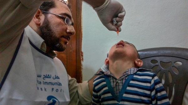 Dr. Hussein behandelt ein Kind in einem von Ärzte ohne Grenzen unterstützten Krankenhaus im Osten Aleppos. 