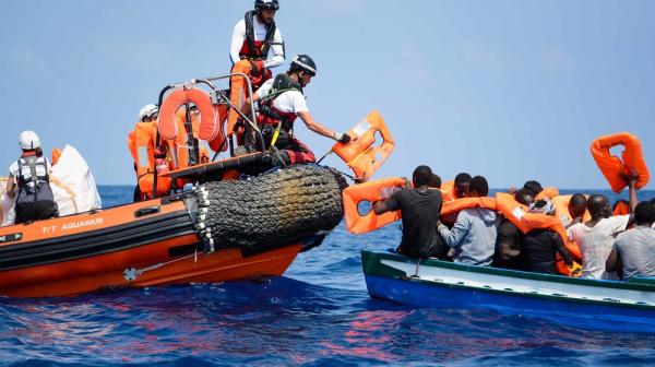 Seenot-Rettungsaktion in internationalen Gewässern vor der lybischen Küste / Mittelmeer